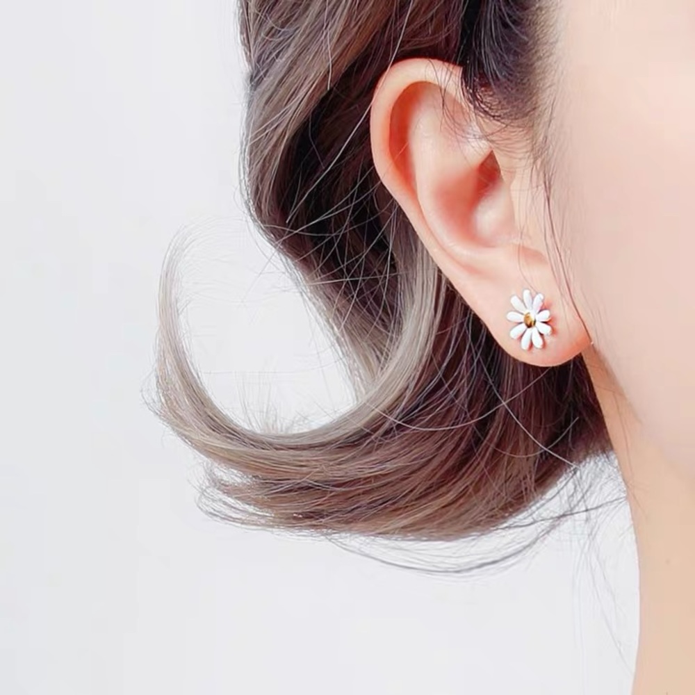 daisy silver earring studs brand new